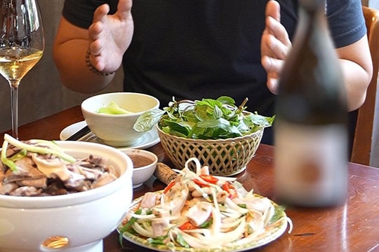 Rượu vang có thể kết hợp lòng lợn và mắm tôm?