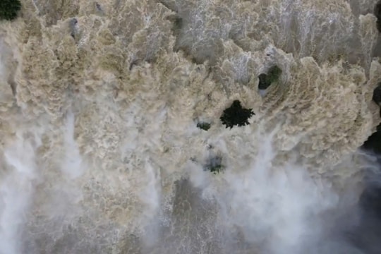 Thác Pongour chảy xiết, đục ngầu