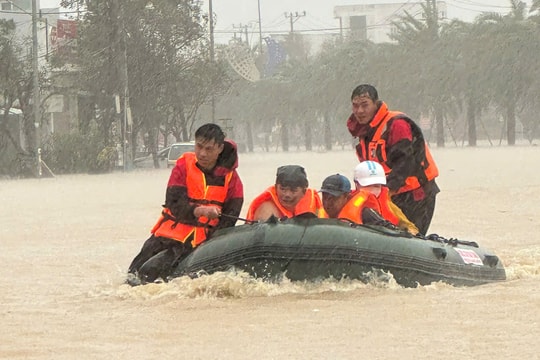 Nhưng cuộc giải cứu trong biển nước miền Trung