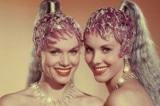 Tuổi trẻ rực rỡ của chị em song sinh 'đẹp nhất thế giới'