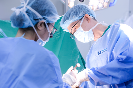 Bướu diệp thể tái phát gây lệch ngực