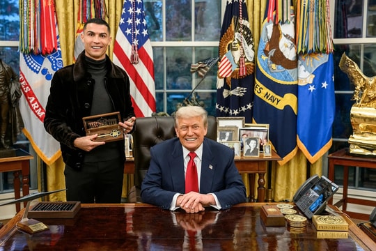 Món quà đặc biệt Tổng thống Trump tặng Ronaldo