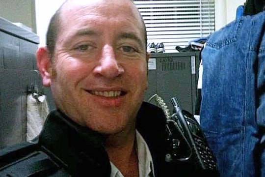 Hai thập kỷ giấu tội ác của gã cảnh sát hiếp dâm