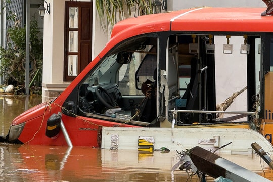 Khu dân cư tan hoang sau khi thuỷ điện xả lũ
