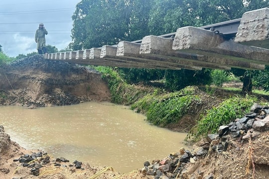 Hàng loạt cầu, đường hư hỏng sau lũ lịch sử