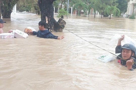 Thầy cô bơi, bám dây chuyển thực phẩm cho sinh viên giữa lũ xiết