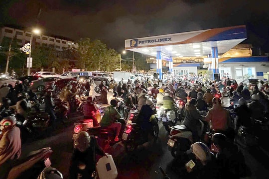 Người dân Đà Lạt đổ xô mua xăng