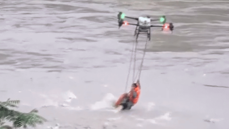 Dùng drone cứu người giữa sông Sêrêpôk