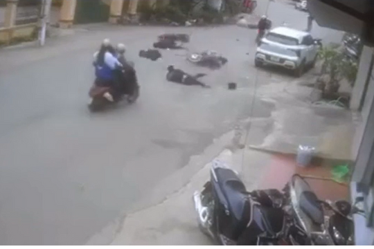 7 người gặp nạn vì nhóm học sinh dàn hàng xe đạp