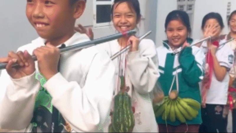 Học trò gánh thịt, cá tặng cô giáo