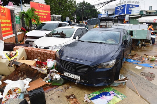 Đường, nhà dân Nha Trang, Quy Nhơn ngổn ngang sau lũ