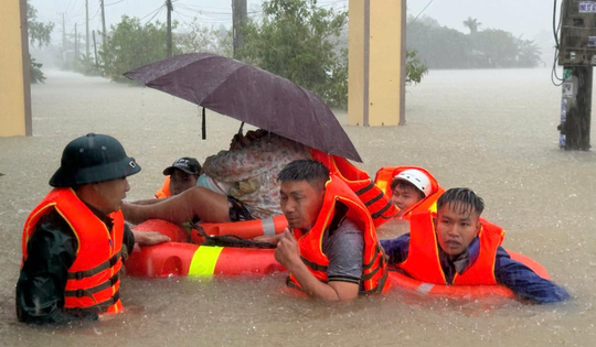 Khẩn trương thu dung và cấp cứu nạn nhân mưa lũ tại miền Trung
