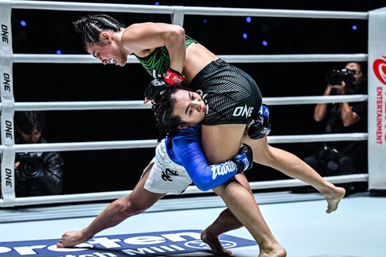 Cận cảnh võ sĩ MMA gốc Việt trút mưa đòn đấm gục đối thủ