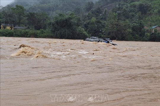 Tìm thấy thi thể lái xe container trên sông Đakrông sau nhiều ngày bị lũ cuốn trôi