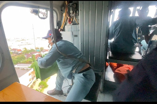 Hai tổ bay trực thăng tiếp tế nhu yếu phẩm cho rốn lũ Hòa Xuân
