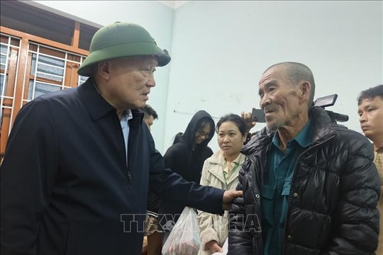 Phó Thủ tướng Thường trực Nguyễn Hòa Bình thăm, tặng quà nhân dân vùng lũ Đắk Lắk