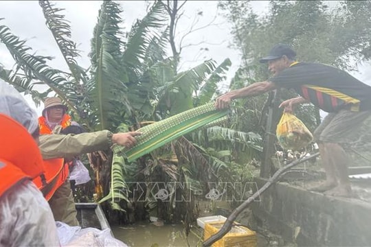 Tiếp cận cung cấp lương thực cho người dân sau khi lũ rút tại xã Hoà Thịnh