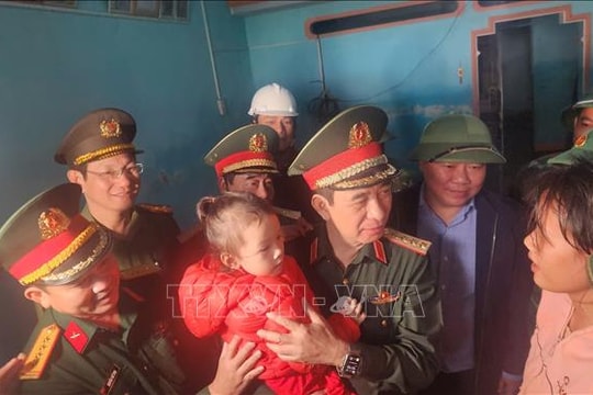 Đại tướng Phan Văn Giang thăm nhân dân vùng rốn lũ Tuy Phước