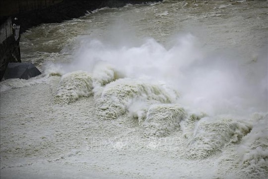 Bộ Công Thương chỉ đạo khẩn ứng phó mưa lũ lớn, ưu tiên giảm xả lũ xuống hạ du