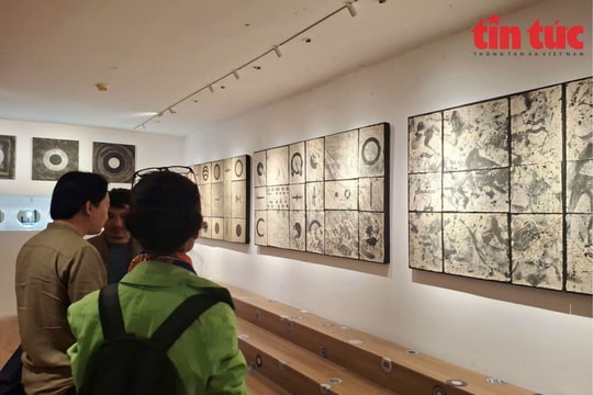 Giải mã những biến hóa hội họa và sắp đặt trong triển lãm ‘Trăm năm tính cuộc vuông tròn’