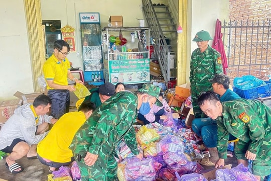 Bộ đội Biên phòng hành quân về cơ sở giúp nhân dân vùng lũ