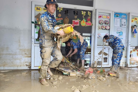 Hải quân điều động 2.335 lượt cán bộ chiến sĩ giúp nhân dân khắc phục hậu quả mưa lũ