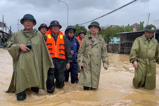 Sáng 22/11, lực lượng Vùng 4 Hải quân hỗ trợ di dời hơn 5.000 người dân khỏi các điểm ngập sâu