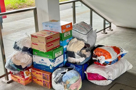 TP Hồ Chí Minh: Người dân tấp nập đến ga metro gửi hàng cứu trợ cho người dân vùng lũ