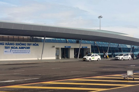 Sân bay Tuy Hòa hoạt động trở lại, các hãng tích cực vận chuyển hàng cứu trợ tới Trung Bộ