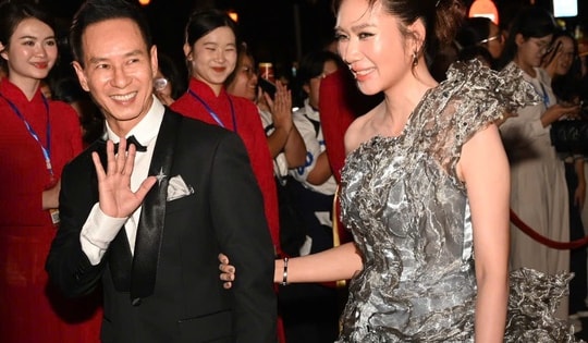 Vợ chồng Lý Hải và dàn sao 'Mưa đỏ' gây chú ý thảm đỏ Liên hoan phim Việt Nam