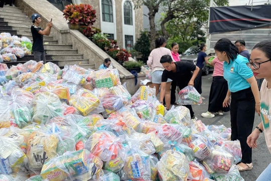 Cả nước chạy đua cứu trợ miền Trung