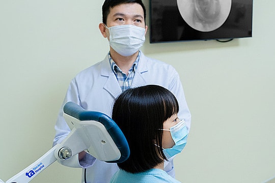 Hạt đậu nảy mầm trong tai bé gái