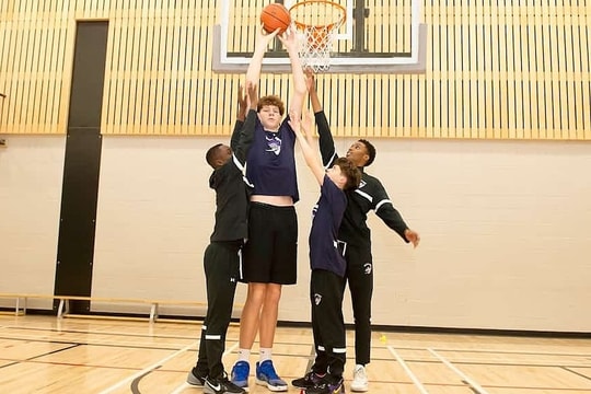 Tài năng bóng rổ 14 tuổi cao 2,29 m ước lùn đi