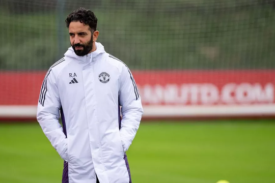 Amorim: 'Tôi đã phải thay đổi để sống sót ở Ngoại hạng Anh'