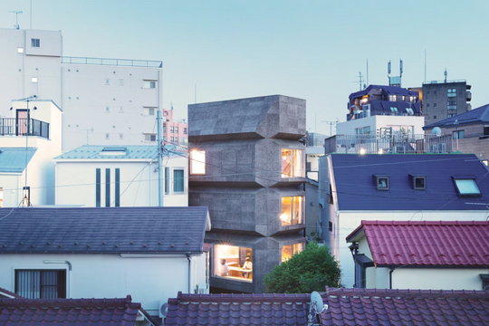 Nhà xếp chồng khối với vỏ gỗ bần thân thiện môi trường