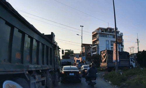 Tạt đầu xe ben, xe con bị húc về phía trước