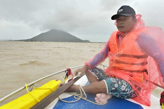 Vượt nước xoáy, giải cứu người ở rốn lũ Hòa Thịnh