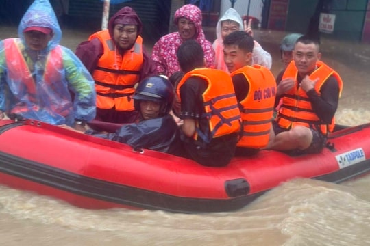 Lao vào biển nước cứu người ở tâm lũ Đăk Lăk
