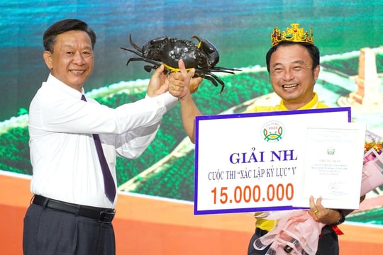 Cua nặng hơn 1,8 kg xác lập kỷ lục Việt Nam