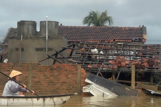 Bất lực khi người thân ở rốn lũ Hòa Thịnh bị nước bủa vây