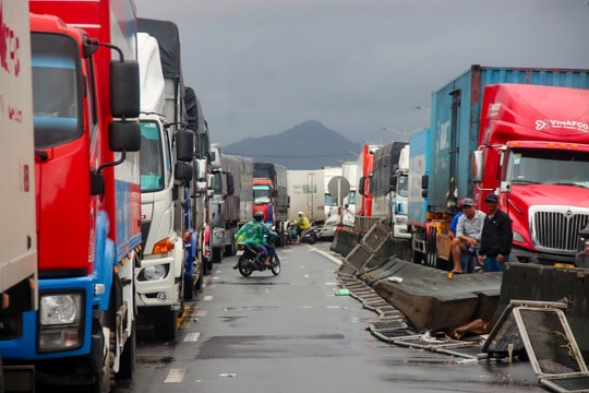 Dòng xe kẹt hàng chục km trên quốc lộ 1