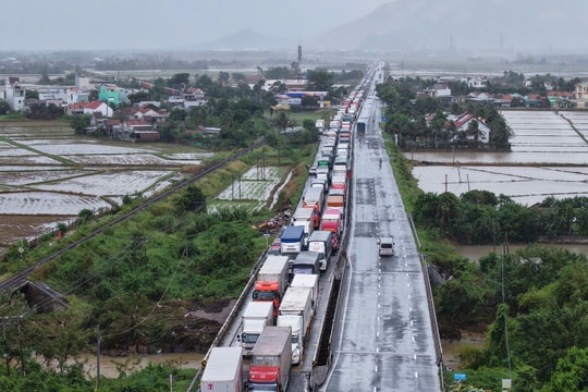Ùn tắc hàng chục km trên các quốc lộ qua miền Trung