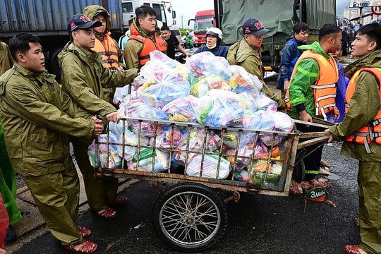 Tổng lực cứu trợ người dân vùng lũ