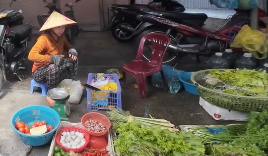 Chợ trống kệ, người dân Gia Lai phải “săn” từng bó rau nhỏ