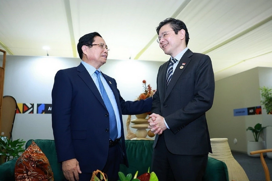 Thủ tướng Phạm Minh Chính gặp Thủ tướng Singapore Lawrence Wong