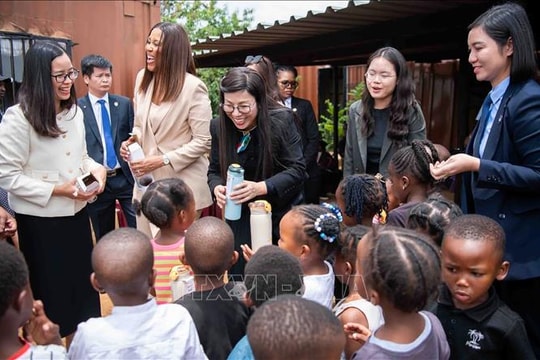 Phu nhân Thủ tướng Phạm Minh Chính thăm và tặng quà người dân khu dân cư Tsakane, Nam Phi