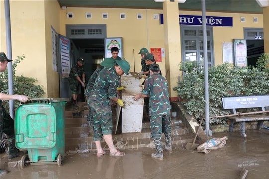 Các lực lượng vũ trang cấp bách hỗ trợ Đắk Lắk khắc phục hậu quả mưa lũ