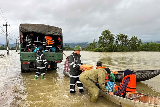 Trung đoàn Cảnh sát cơ động Tây Nguyên hỗ trợ người dân vùng lũ Đắk Lắk