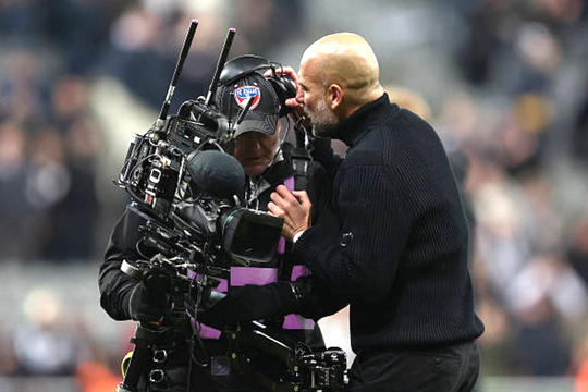 Pep Guardiola tranh cãi với trọng tài, đối thủ và cả quay phim sau trận thua Newcastle