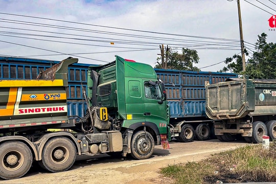 Giao thông Hà Nội 'oằn mình' vì xe quá khổ, quá tải